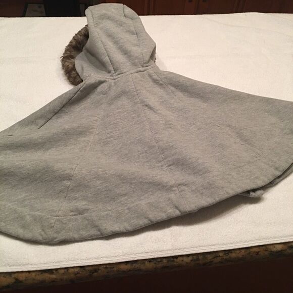 Max Studio baby size 3T gray hooded poncho coat faux fur trim button front - Picture 4 of 4